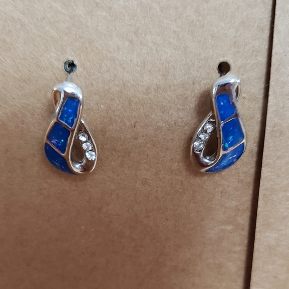 Bundle of 3 pairs of earrings. Very pretty. Green leaves marked Jj jonette Avon - Picture 6 of 9